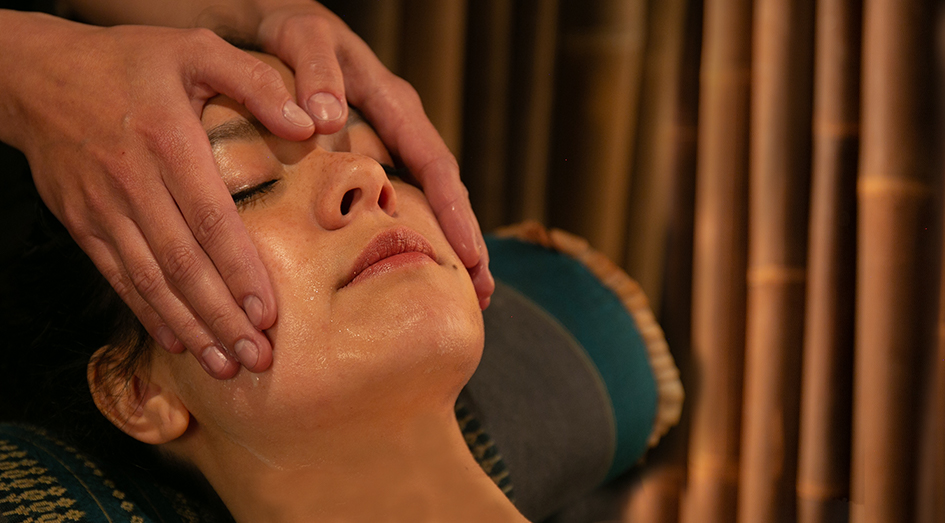 Jonge vrouw geniet van een facial behandeling