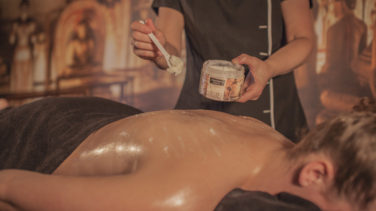 Vrouw geniet van Ceylon Treatment massage