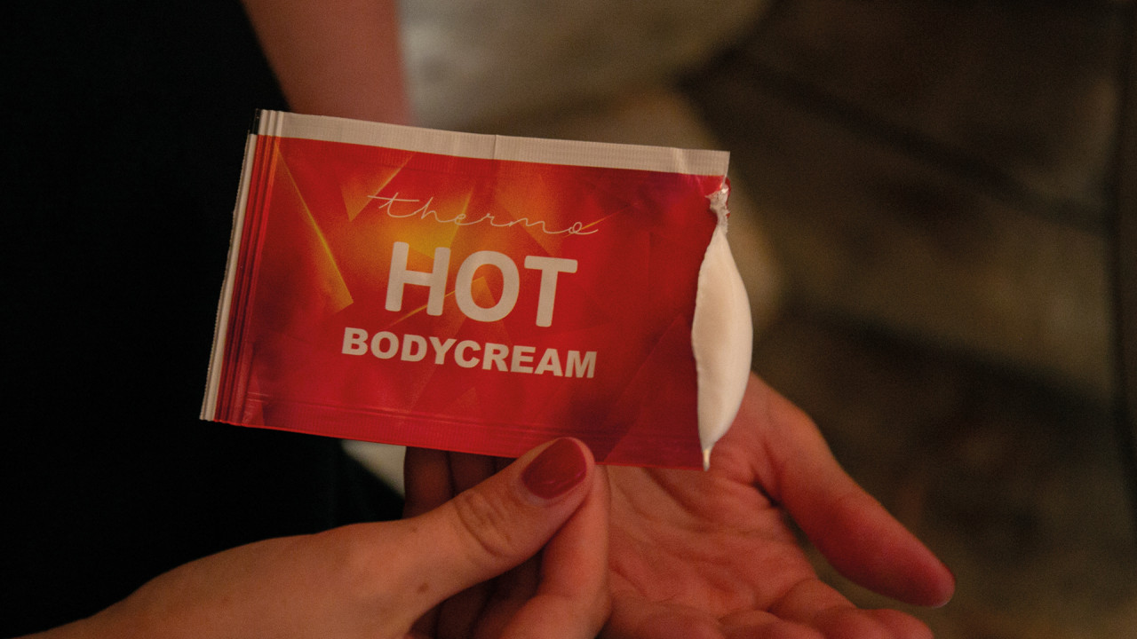 Hot bodycream tijdens wellnessritueel