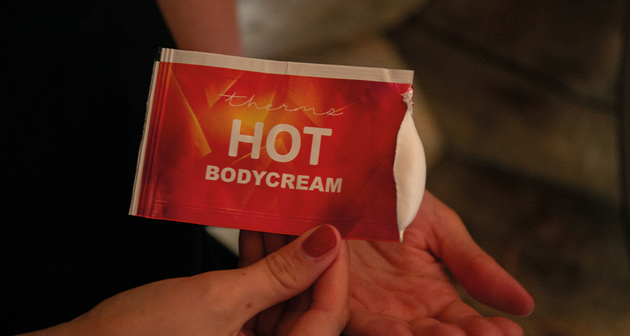 Hot bodycream tijdens wellnessritueel