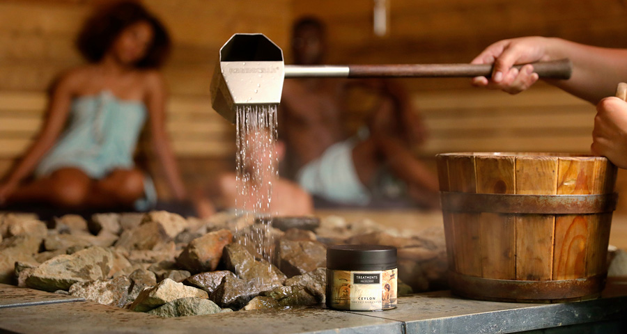 Mensen genieten in sauna van wellnessritueel