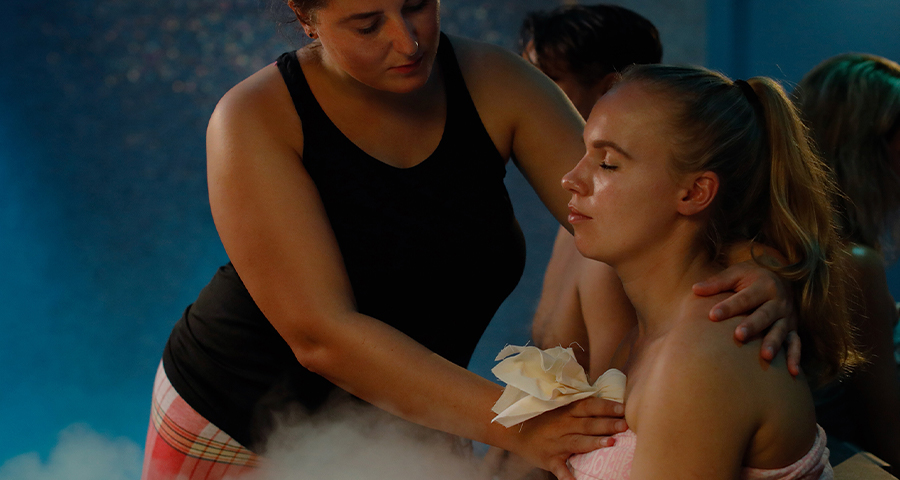 Mensen genieten in ruimte van Uyuni wellnessritueel