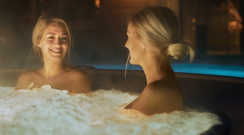 Vrouw in hottub is aan het ontspannen