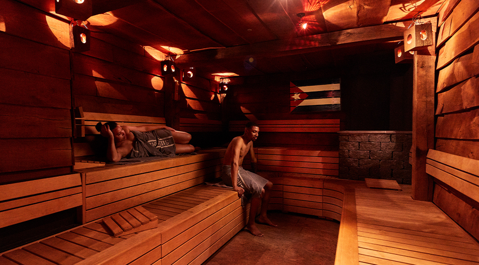 Twee mensen genieten in de Havana sauna van de warmte