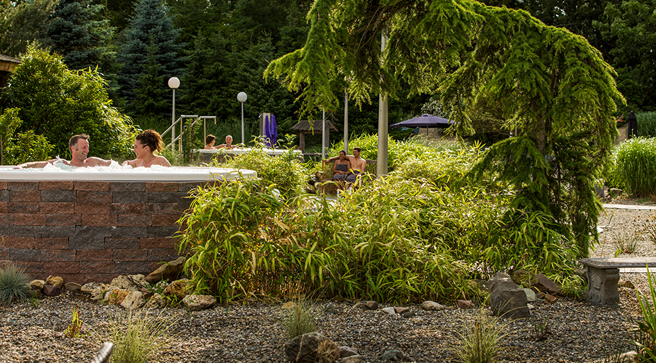 Twee mensen in de zomer in bubbelbad in tuin van Elysium