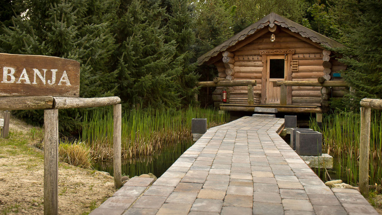 Banja sauna omgeven door bos