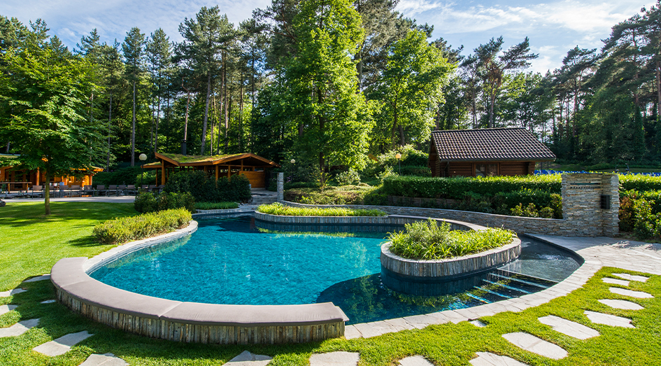 Groot buitenbad in de zomer