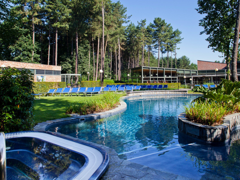 Koud buitenbad in groene omgeving in de zomer