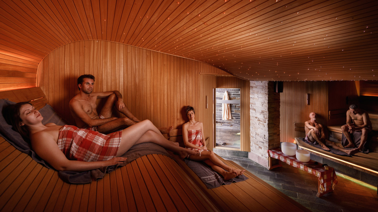 Mensen in sauna ontspannen en genieten van de aangename warmte