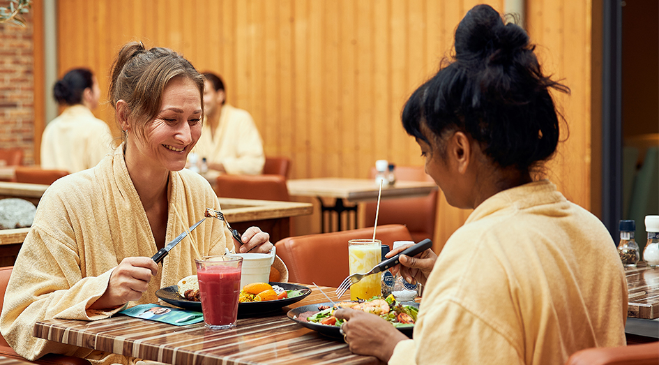 Twee vrouwen genieten van een lunch in het restaurant