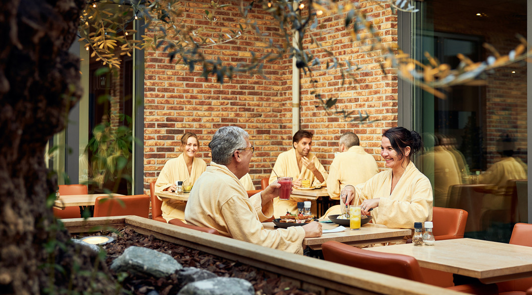 Mensen eten en drinken in restaurant SpaSense