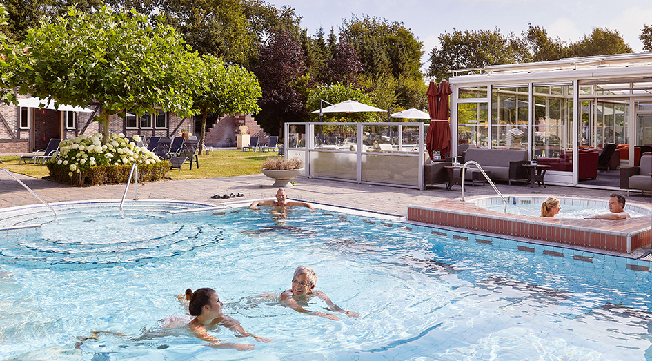 Mensen in de zomer in buitenzwembad SpaWell