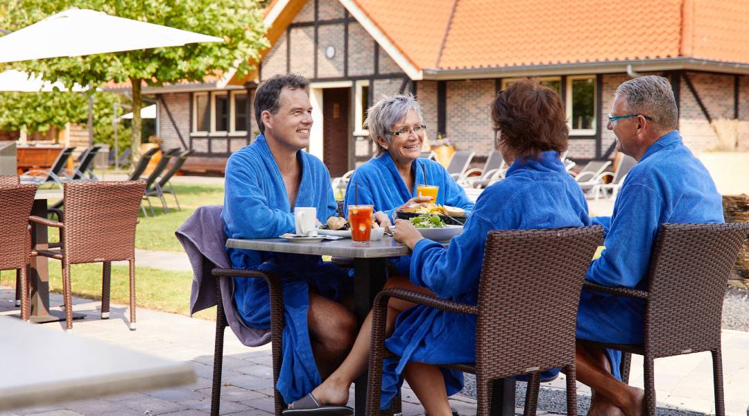 Mensen genieten op het terras van SpaWell van een lunch