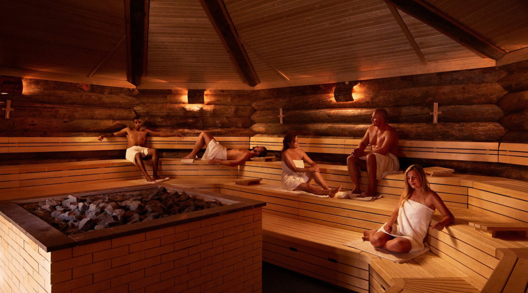 Mensen genieten van de warmte in de sauna bij SpaWeesp