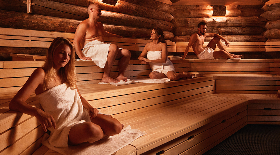 Mensen ontspannen in sauna 