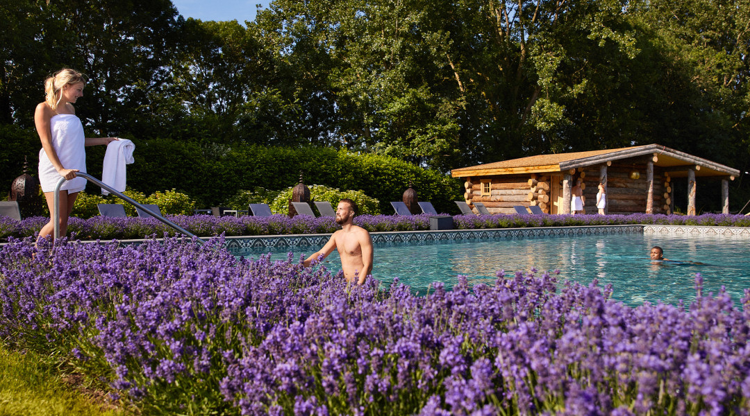 Prachtig buitenbad omringd door lavendel bij wellnessresort SpaWeesp