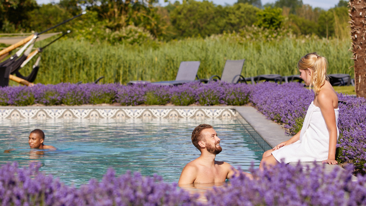 Prachtig buitenbad omringd door lavendel bij wellnessresort SpaWeesp