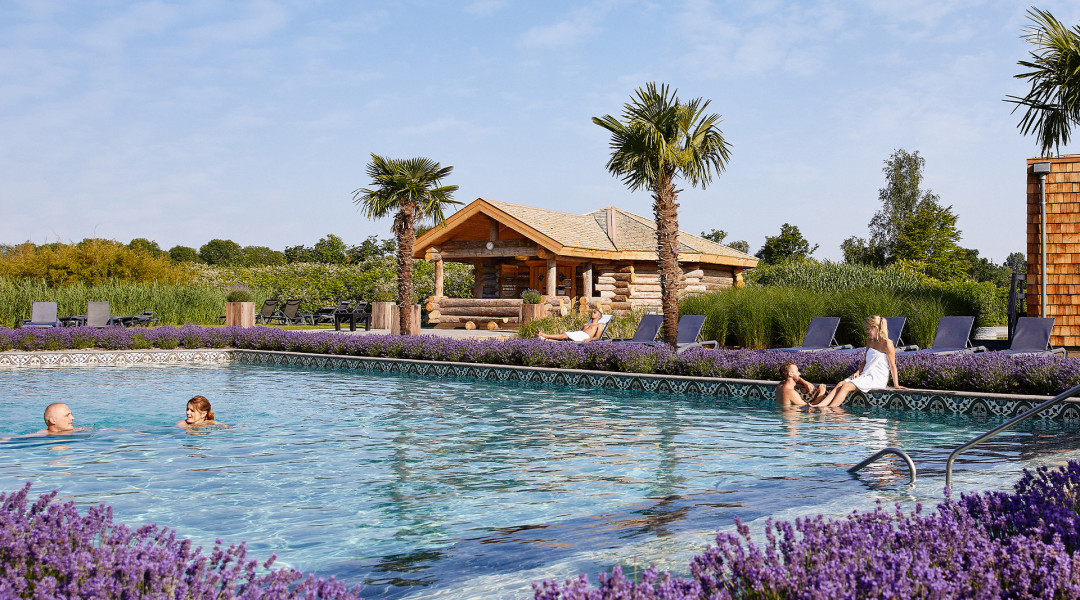 Prachtig buitenbad omringd door lavendel bij wellnessresort SpaWeesp