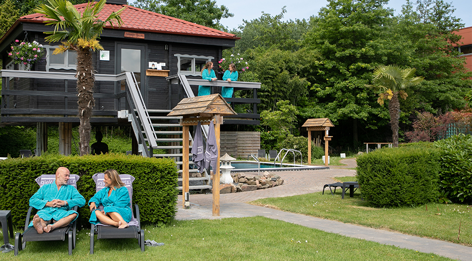 Mensen genieten van een dagje wellness in de zomer