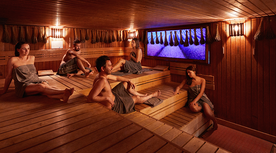 Mensen ontspannen in Lavendelsauna bij Thermen Holiday