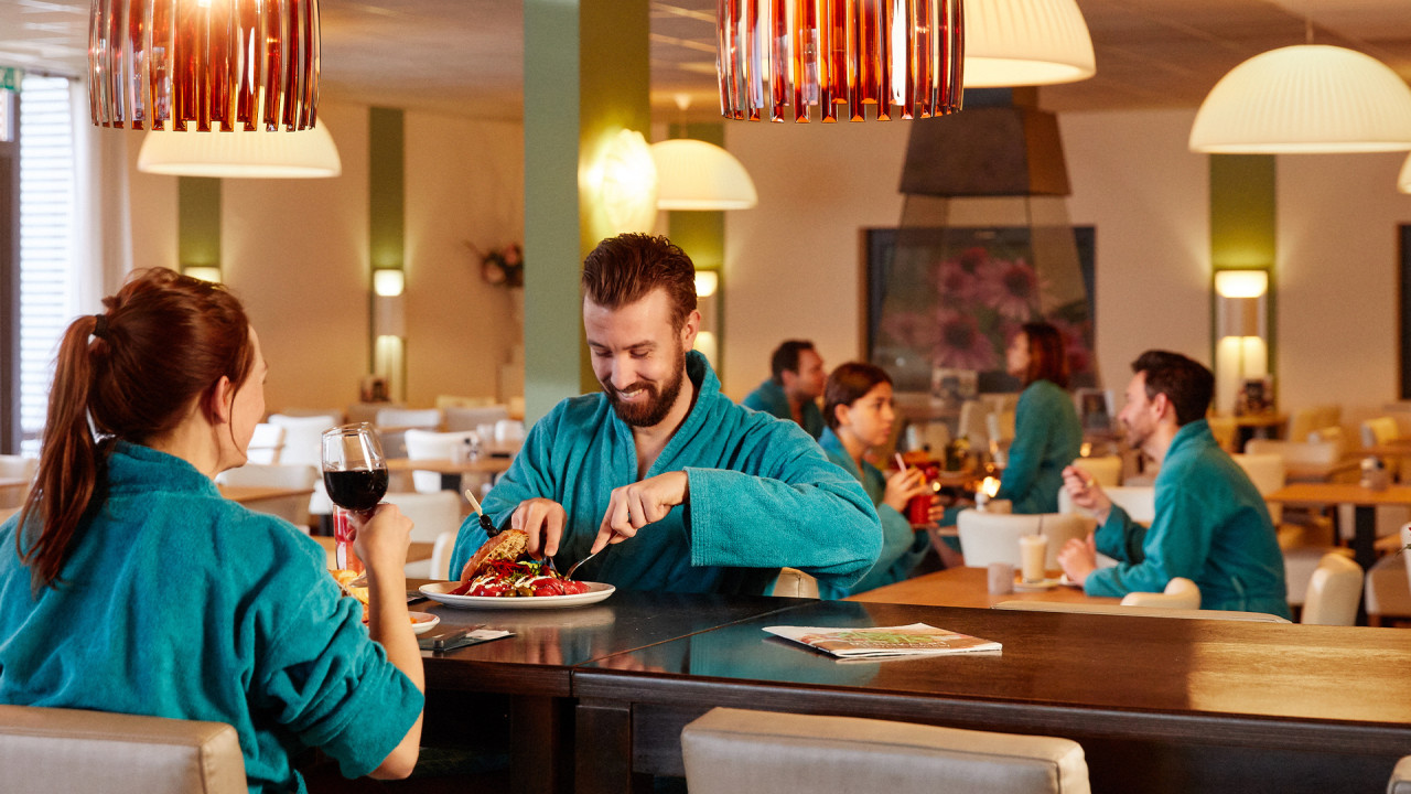 Man en vrouw eten in restaurant van wellnessresort Thermen Holiday