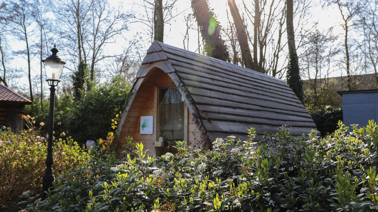 Puntsauna in de lente in de tuin van Thermen Holiday