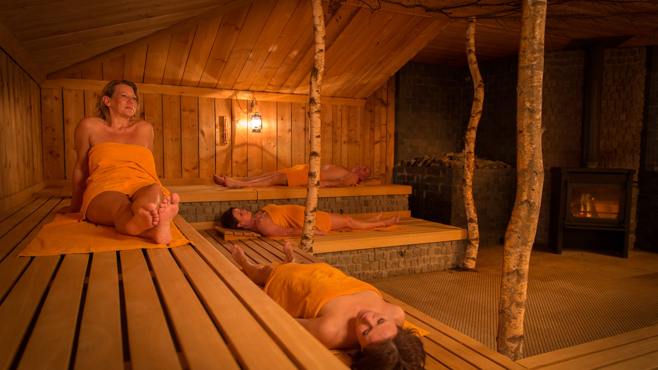 Mensen genieten in de sauna bij Veluwse Bron